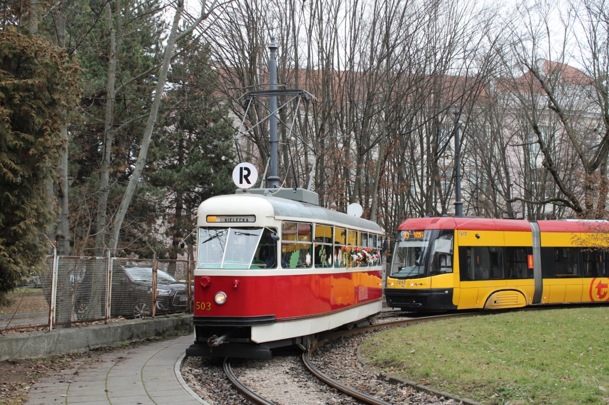503
Specjalna linia z okazji otwarcia trasy tramwajowej na Rakowieckiej. OprĂłcz widocznego na zdjÄciu 13n, liniÄ R obsĹugiwaĹ teĹź wagon typu K 403-1.
