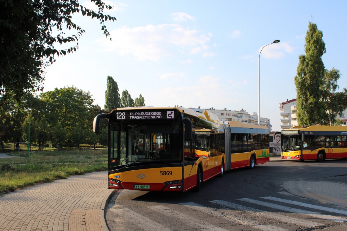 5869
Nietypowy, elektryczny Urbino 18 od kilku dni jeĹşdzi juĹź po ulicach Warszawy. WĹrĂłd pozostaĹych 130 elektrycznych przegubowcĂłw wyrĂłĹźnia siÄ chociaĹźby silnikiem centralnym, przedliftowym czoĹem, czy brakiem otwieranych okien. Co ciekawe, autobus ten goĹciĹ juĹź wczeĹniej w stolicy. ByĹ on testowany w 2022 roku, wĂłwczas pod numerem 942. Pozdrowienia dla kierowcy!
