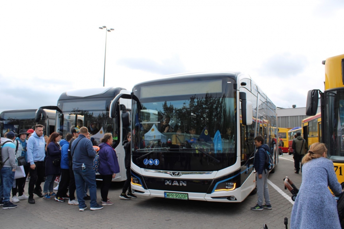 WPR 9020P
Na wystawie znalazĹy siÄ teĹź 2 autobusy testowe. WĹrĂłd nich elektryczny MAN, ktĂłry zbieraĹ duĹźe zainteresowanie.
Słowa kluczowe: DTP2022