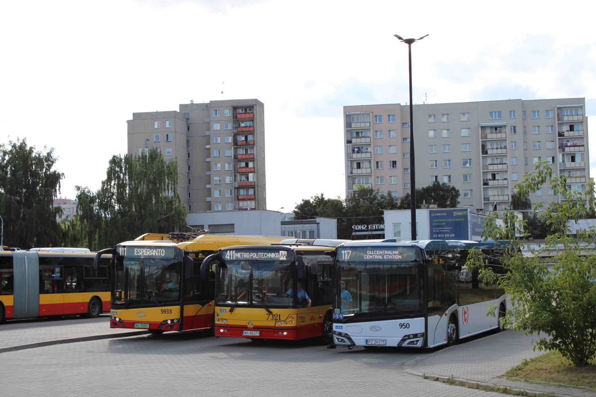 950
Testowy Solaris Urbino 12 mild hybrid stoi na pÄtli GocĹaw tworzÄc trio z Solbusem i elektrykiem. Pozdrowienia dla kierowcĂłw!

