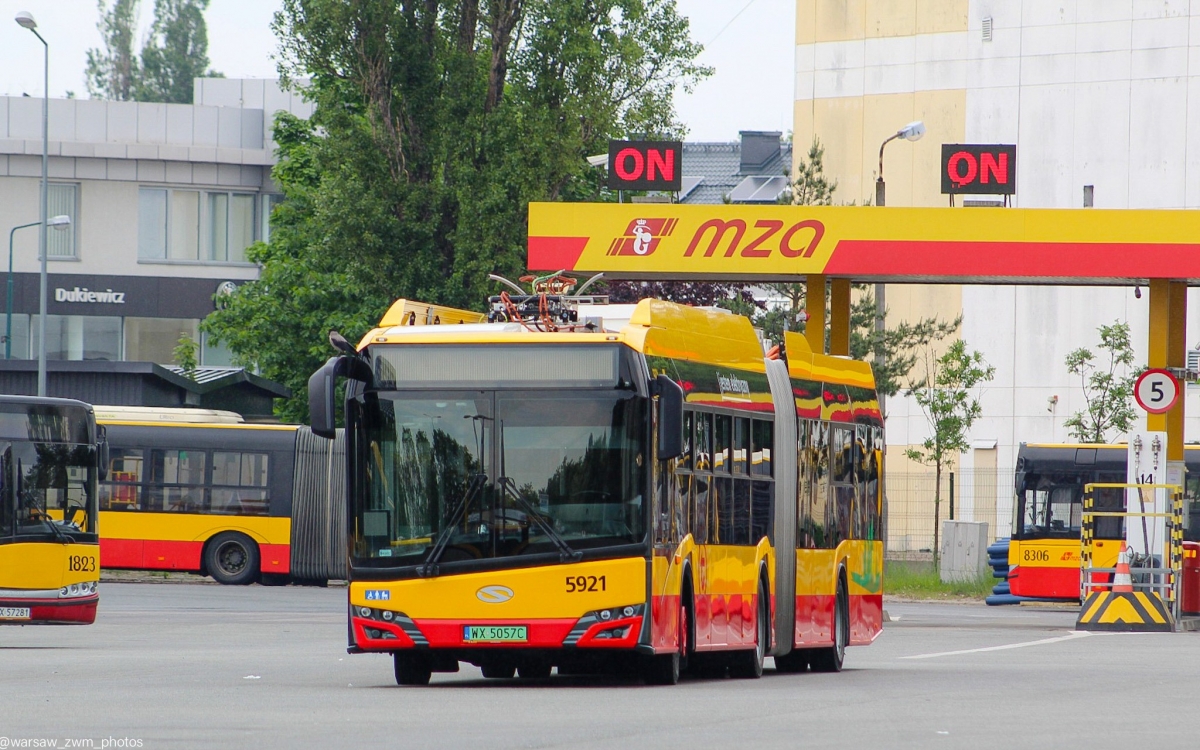 5921
Letni poranek na zakĹadzie...

