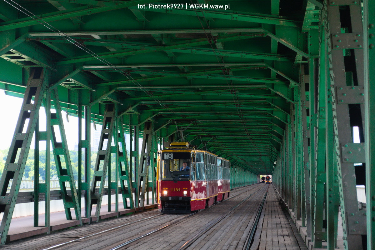 1184+1185
SkĹad "czerwoniakĂłw" przemierza Most GdaĹski, aby dotrzeÄ do przystanku WybrzeĹźe Helskie. Pozdrowienia dla towarzyszy i motorniczego. ChciaĹbym wszystkim dzieciom, jak i tym starszym zĹoĹźyÄ serdeczne Ĺźyczenia, abyĹcie mieli uĹmiech na twarzy, uchwycali w swoje obiektywy ciekawe okazy, szczÄĹcia i speĹnienia marzeĹ :)
