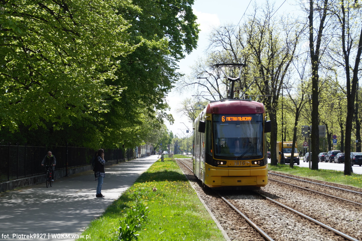3816
Jazzik przemierza ulicÄ Mickiewicza i zbliĹźa siÄ do przystanku Plac Wilsona, gdzie udaje siÄ w kierunku jednego z najwiÄkszych wÄzĹĂłw przesiadkowych, mianowicie na Metro MĹociny
