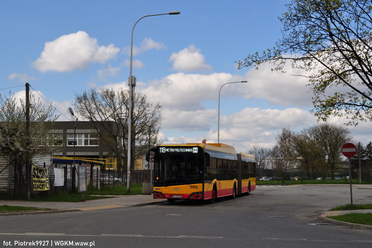 9952
DziwadeĹko w postaci przegubowego kartona z Arrivy zastÄpuje Michasia na zadaniu 118/6. 
Słowa kluczowe: DziwadĹo