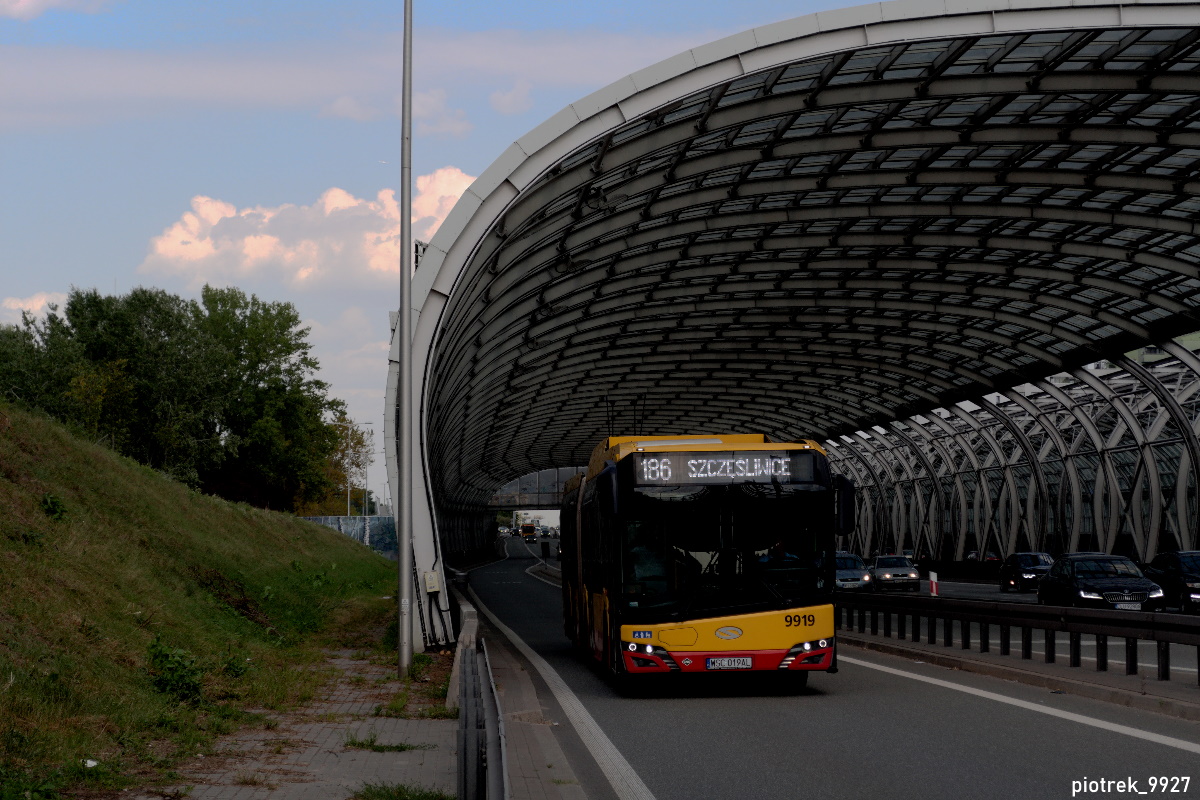 9919
Gazowy jamnik przemierza buspas na trasie S8, jednoczeĹnie zbliĹźajÄc siÄ do przystanku Os. Potok. Pozdrowienia dla Kierowcy :)
Słowa kluczowe: CNG