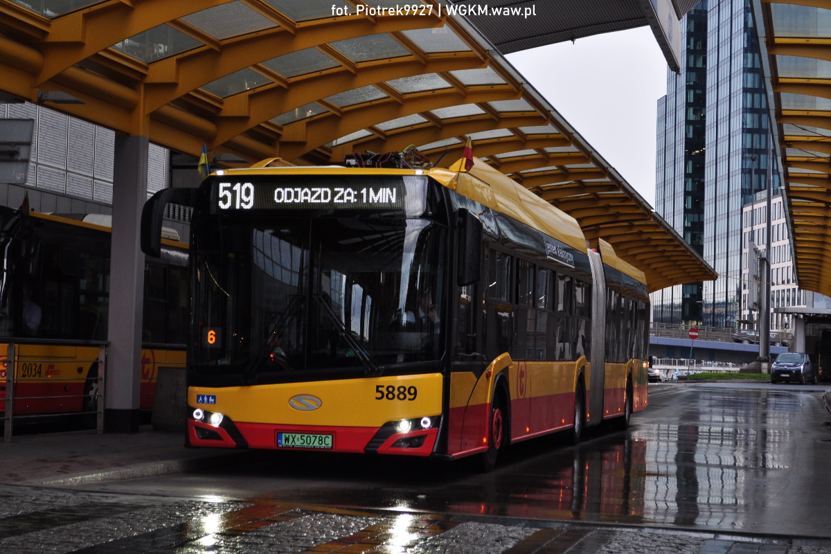 5889
Karton wĹaĹnie przyjechaĹ na jeden z najwiÄkszych wÄzĹĂłw przesiadkowych w Warszawie, mianowicie na Dworzec Centralny.
