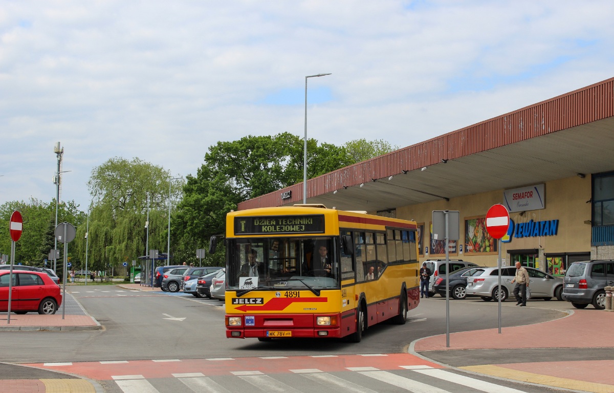 4891
Z okazji 2 TĹuszczaĹskich Dni Techniki Kolejowej poza wystawÄ taboru kolejowego na peronie 2, kursowaĹy takĹźe cztery linie specjalne: KM, LCS, 2A i 2B obsĹugiwane zabytkowym Jelczem M121M #4891
Słowa kluczowe: M121M