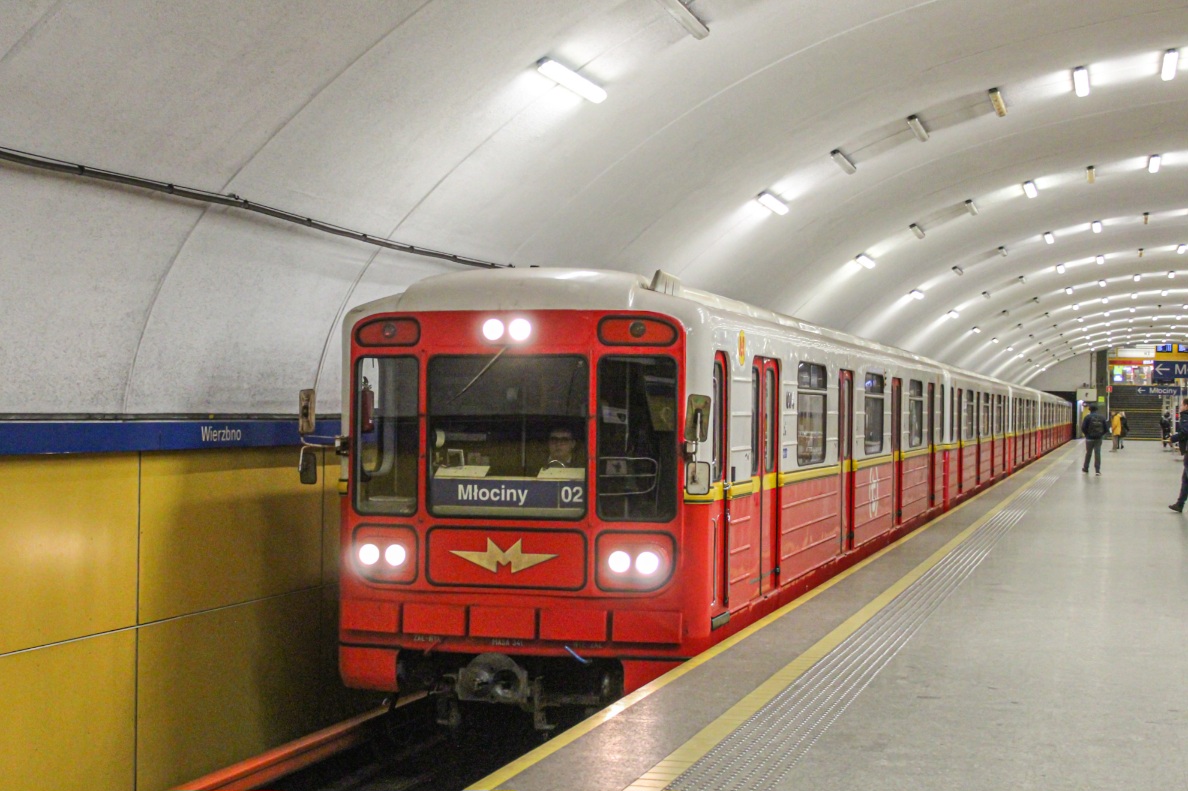 004 + 405 + 404 + 403 + 402 + 003
SkĹad o numerze 02 znĂłw wozi pasaĹźerĂłw 
