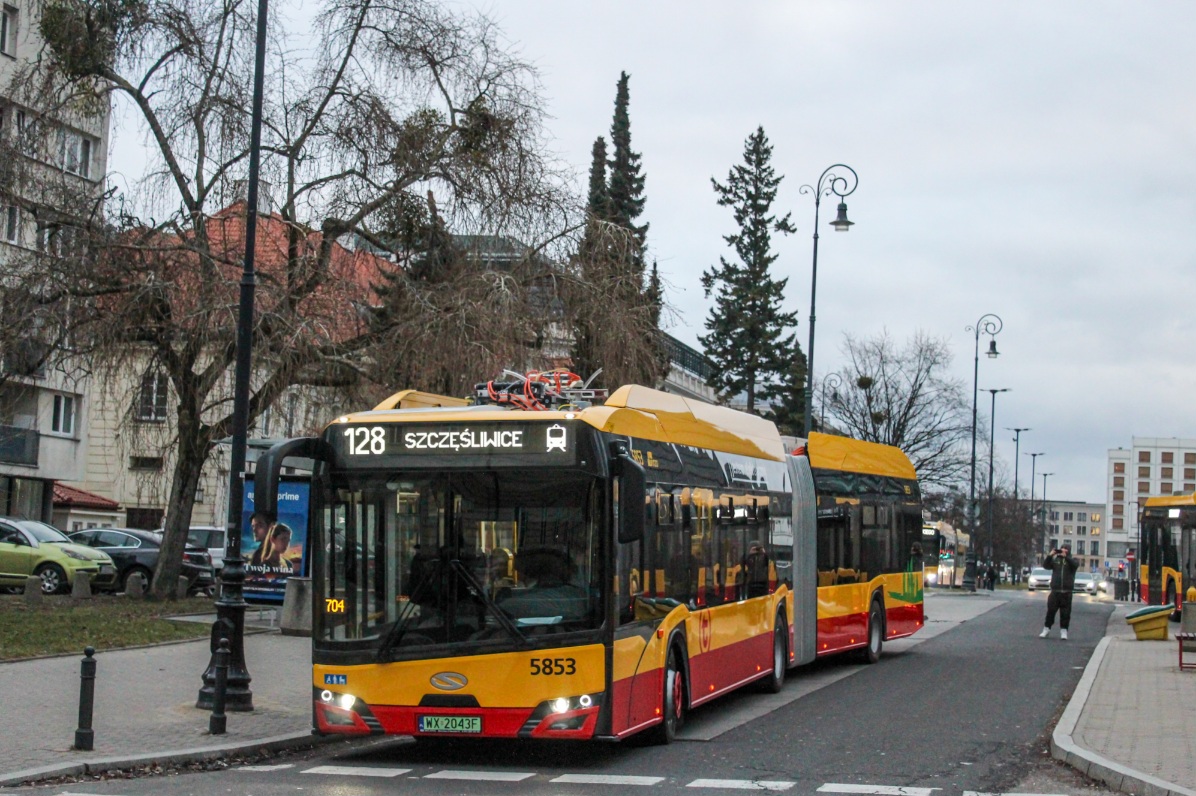5853
Trzeci debiut w tym roku 
