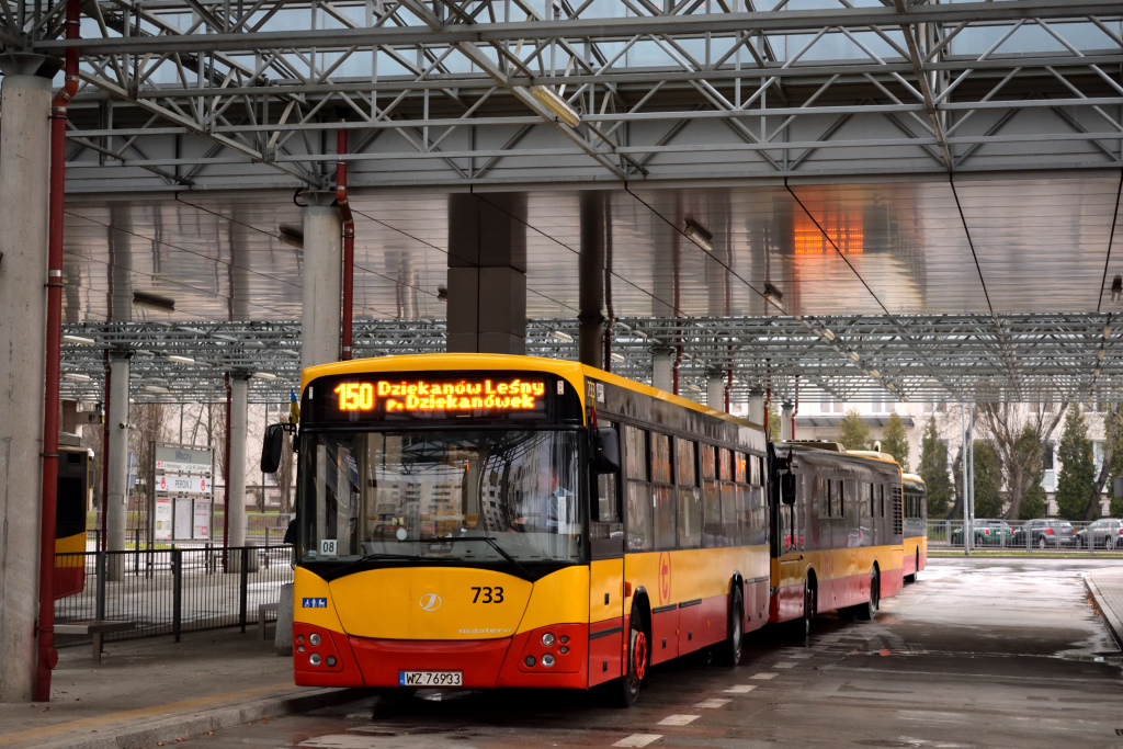 733
Jeden z ostatnich dwĂłch Jelczy M121I4 oczekujÄcy na odjazd z pÄtli Metro MĹociny na dodatku 08/150.
