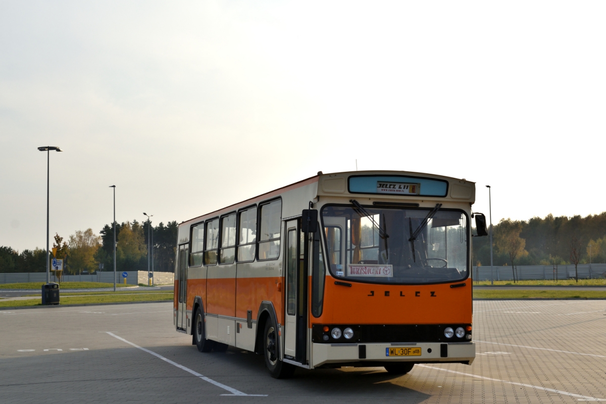 90904
Turystyczny Mig na parkingu przy Suntago oczekujÄcy na mĹodzieĹź w drogÄ powrotnÄ do Warszawy.
Słowa kluczowe: L11