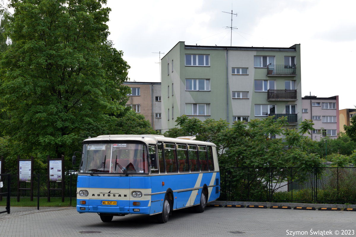 WL 82F
40 lat minÄĹo... ale jednak nie wszystko siÄ zmieniĹo. Klamki dalej trzymajÄ siÄ na Polskich drogach ;)
