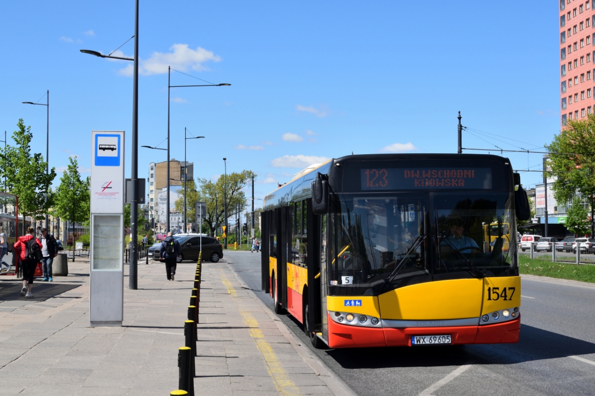 1547
Solaris Urbino 12 III z 2011 roku po zderzeniu z ciÄĹźarĂłwkÄ poczÄtkowo skierowany byĹ do kasacji lecz padĹa decyzja o jego naprawie. OtrzymaĹ on nowy (stary) przĂłd i tyĹ z innego, starszego Solarisa (prawdopodobnie z kasowanych szarpakĂłw lub 18xx) oraz zostaĹ wyglÄdowo "postarzany" aby upodobniÄ siÄ do starszych braci, wyĹwietlacz boczny zostaĹ zdemontowany oraz zaĹlepiono miejsce w ktĂłrym widniaĹ, zaĹoĹźony zostaĹ wieszak na dyktÄ a takĹźe wyĹwietlacze Macro-System zastÄpiono tablicami R&G wewnÄtrz jak i na zewnÄtrz.
