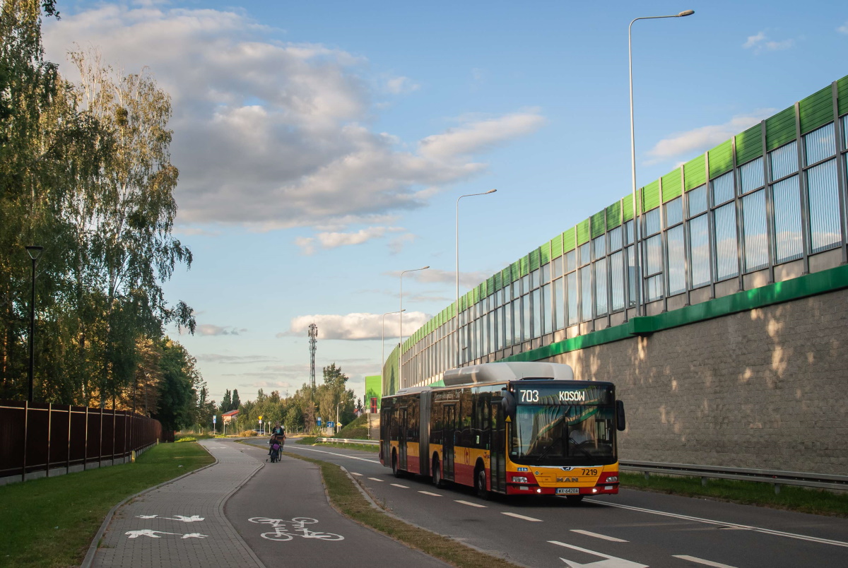7219
Kolejny MAN wykonuje kurs do Kosowa. DziÄkuje Ajejkowi za obrĂłbkÄ zdjÄcia.
Słowa kluczowe: CNG