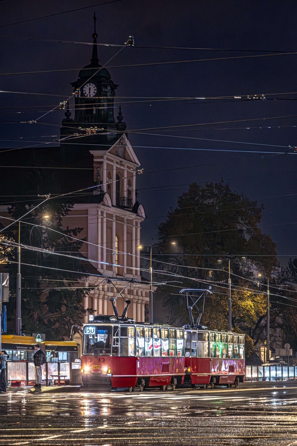 1252+1251
Słowa kluczowe: 50leciestopiÄtek 105Na