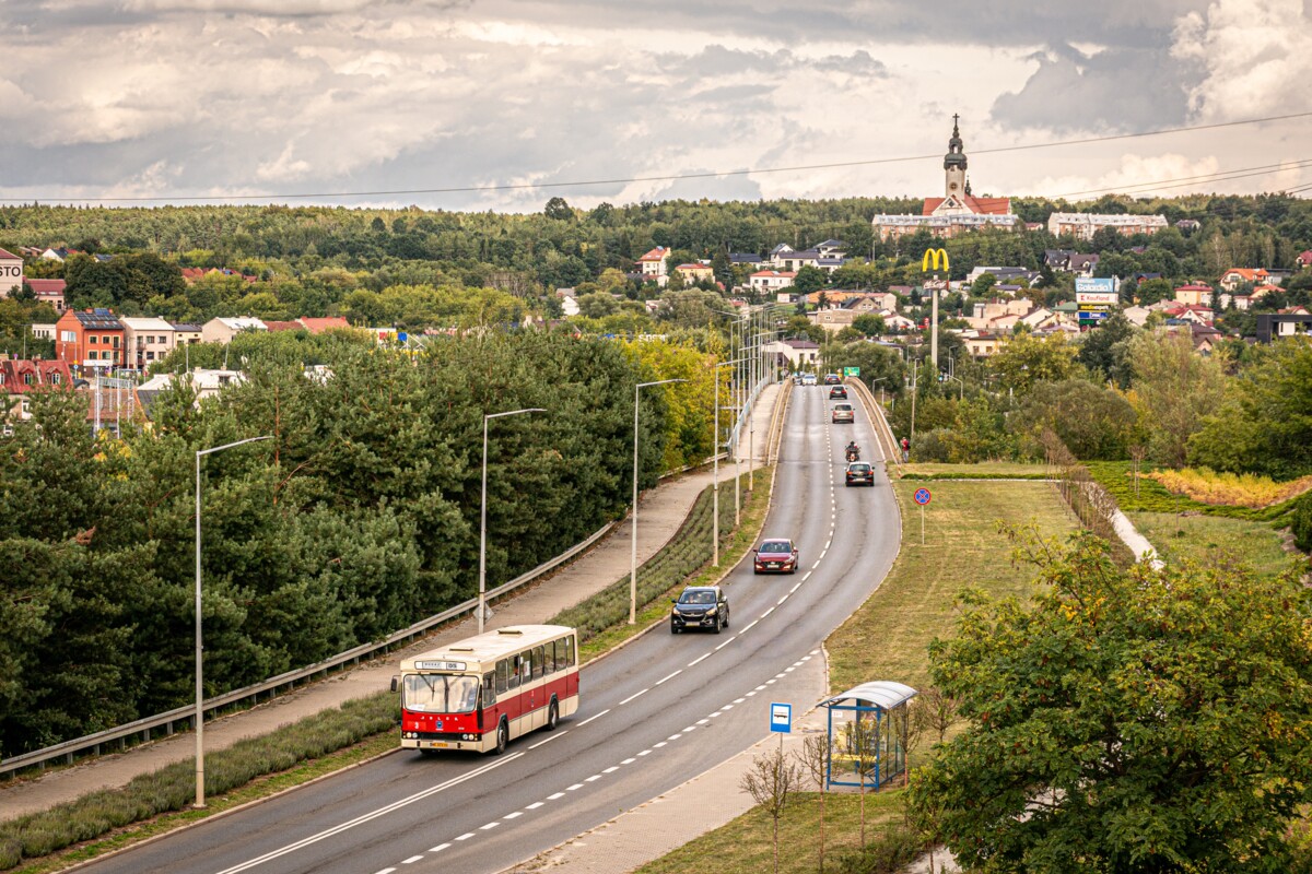 3 (4617)
Klubowy Jelcz PR110M w tymczasowym przebraniu jeździł na linii specjalnej DS z okazji III Zlotu Zabytkowych Autobusów w Starachowicach
