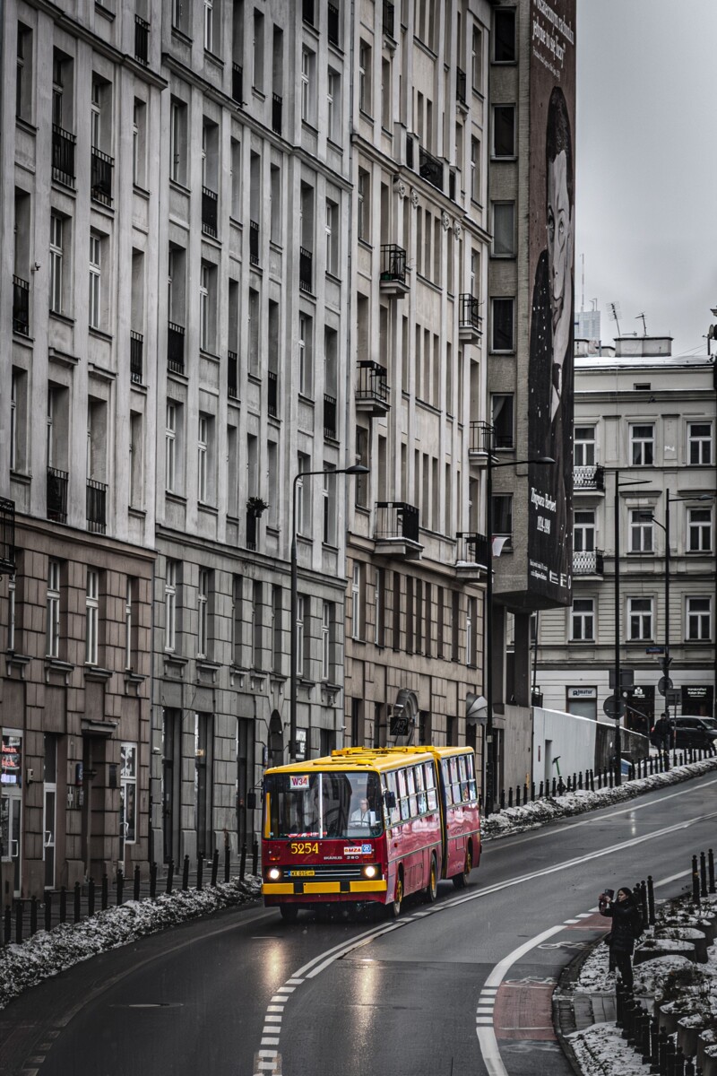 5254
ĹwieĹźo wyremontowany bizon w obsĹudze jednego kursu linii specjalnej W34
Słowa kluczowe: Architektura IK280