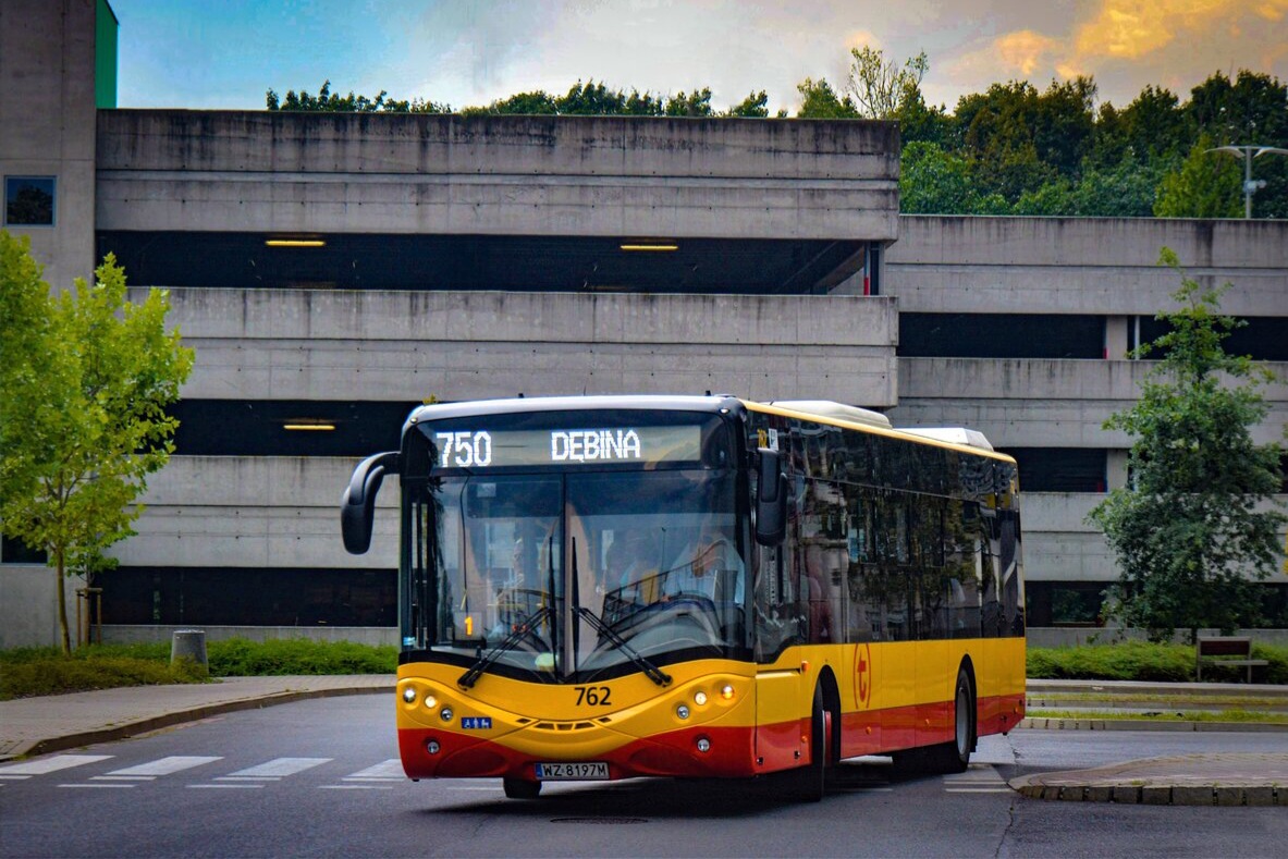 762
W przeciwieĹstwie do 199x z R-1, Ĺomiankowskie ursusy majÄ siÄ caĹkiem dobrze.
