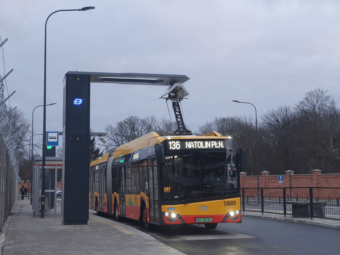 5889
Tak wyglÄdaĹo pierwsze Ĺadowanie 136 na pÄtli Ostroroga...
