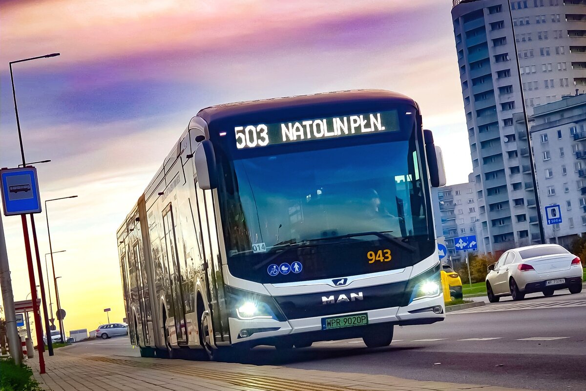 943
