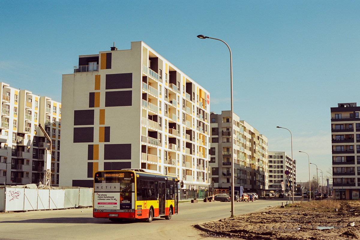 9239
MaĹy Solaris na 207 na tle rozbudowujÄcego siÄ osiedla Szamoty w Ursusie. ZdjÄcie analogowe wykonane na filmie Kodak.



