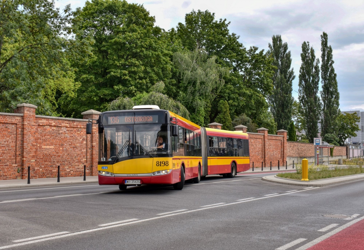 8198
Ostatni eksploatowany liniowo reprezentant serii 81xx wjeĹźdĹźa na pÄtlÄ Ostroroga.
