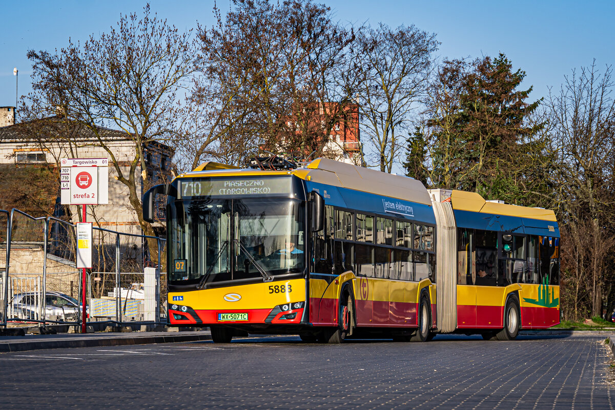 5888
SĹoĹce niestety aĹź za mocno wtedy doswietlaĹo, ale tak.
Dzisiaj chyba pierwszy raz w historii linii 710 wyjechaĹ na niÄ pojazd elektryczny. Co prawda na krĂłtki dodatek, ale jednak đđĽ°
Pozdrawiam @notthisone

