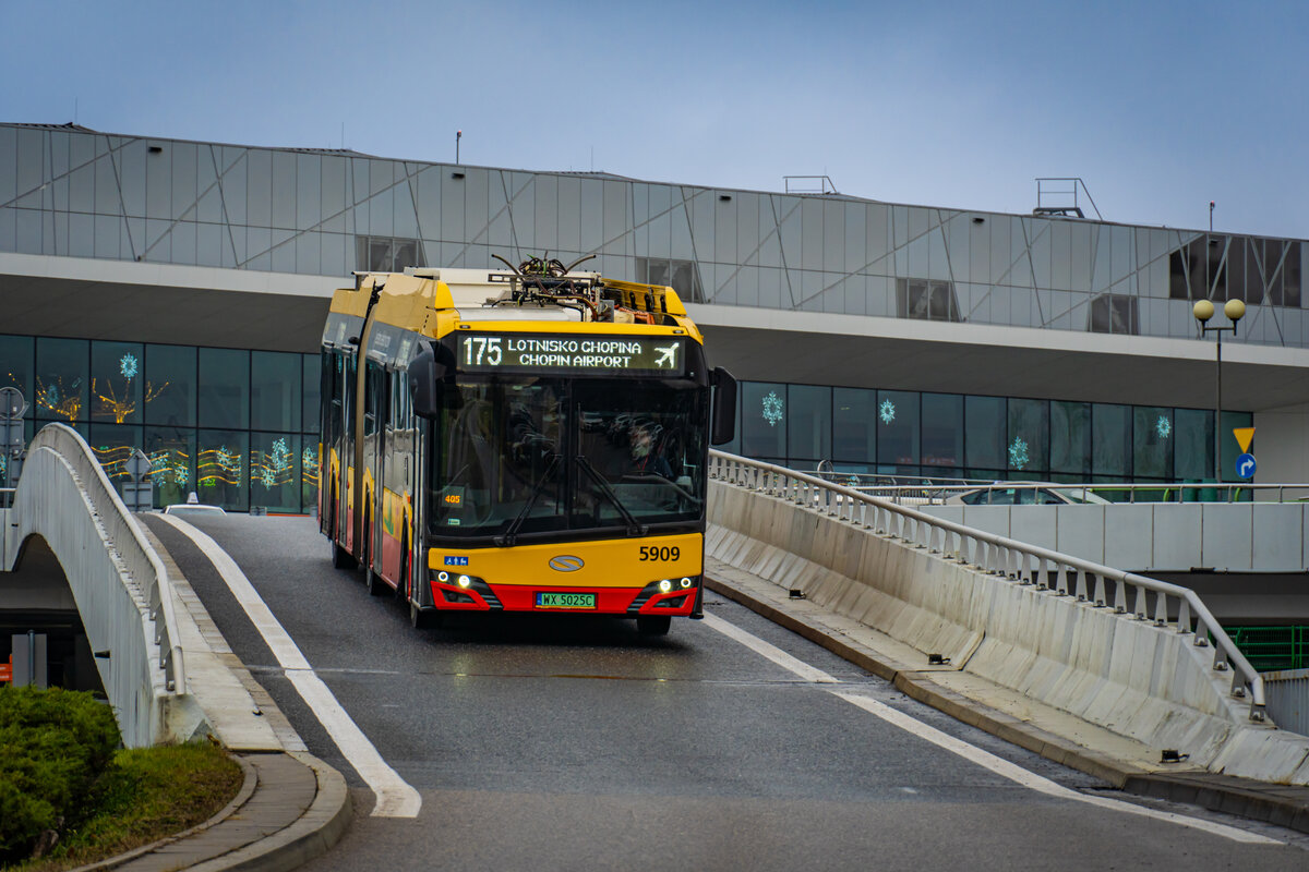 5909
Tak wiÄc. 
Na zdjÄciu widaÄ 28 ton zjeĹźdĹźajÄcego metalu, szkĹa, plastiku, gumy i baterii đ
