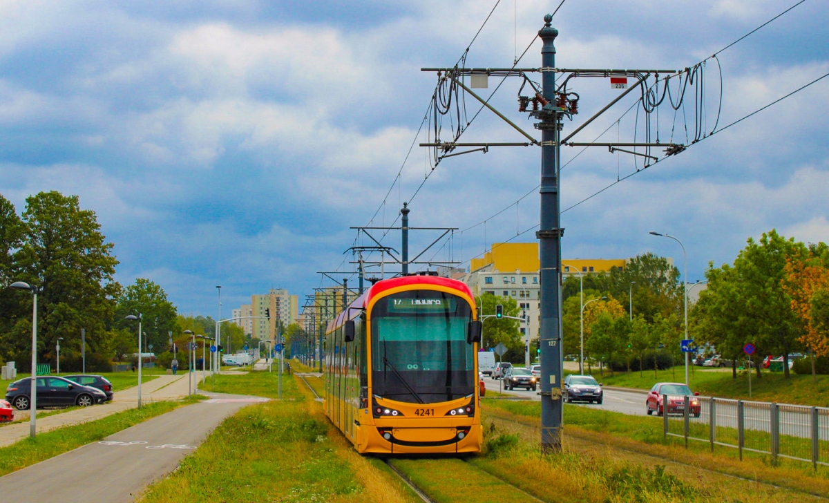 4241
Hyundai Rotem 140N zmierza w kierunku pÄtli tramwajowej na Winnicy.
