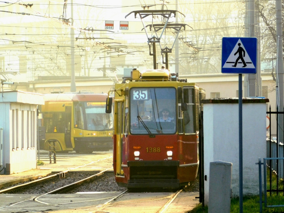 1388+1389
Ostatni liniowy czerwoniak wyjeĹźdĹźa na popoĹudniowy dodatek na linii 35.
