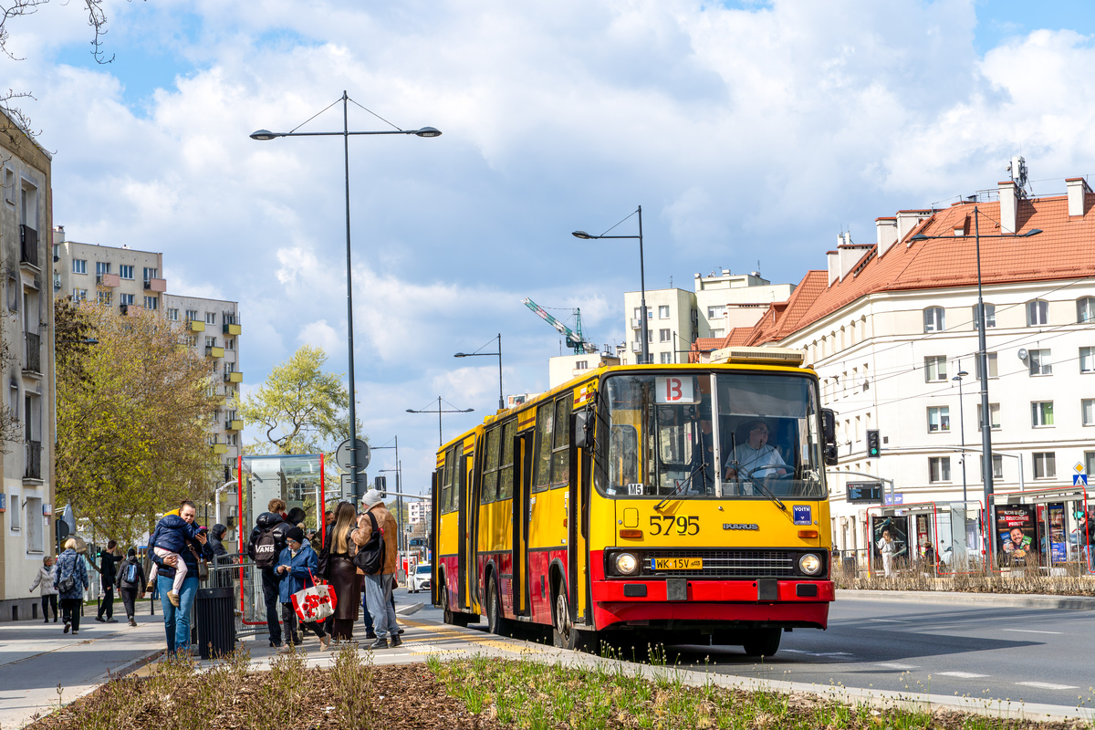 5715
Na linii uruchomionej z okazji 20-lecia zamkniÄcia zajezdni R-9 "CheĹmska" pojawiĹ siÄ klubowy Ikarus 280.70E o nr. tab. 5715, ktĂłry wcieliĹ siÄ w rolÄ "ekologa" o numerze 5795 ze wspominanego tego dnia zakĹadu.
Słowa kluczowe: IK280 20-lecie_zamkniÄcia_zajezdni_CheĹmska