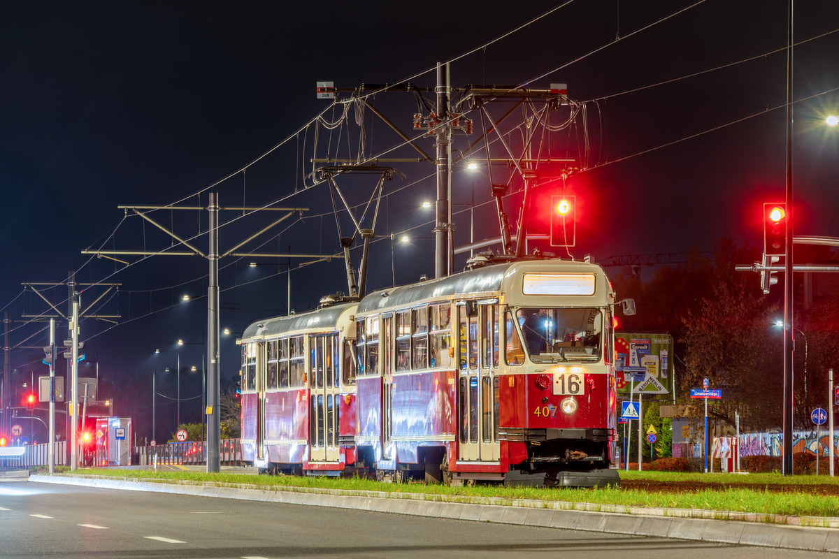 407+642
I ich debiut na ulicy Sobieskiego. Wagony 13N pojawiaĹy siÄ na starej trasie do Wilanowa zlikwidowanej w 1973 roku. Podczas imprezy KoKo nadarzyĹa siÄ okazja do debiutu na nowej trasie wilanowskiej.
Słowa kluczowe: KoKo2025
