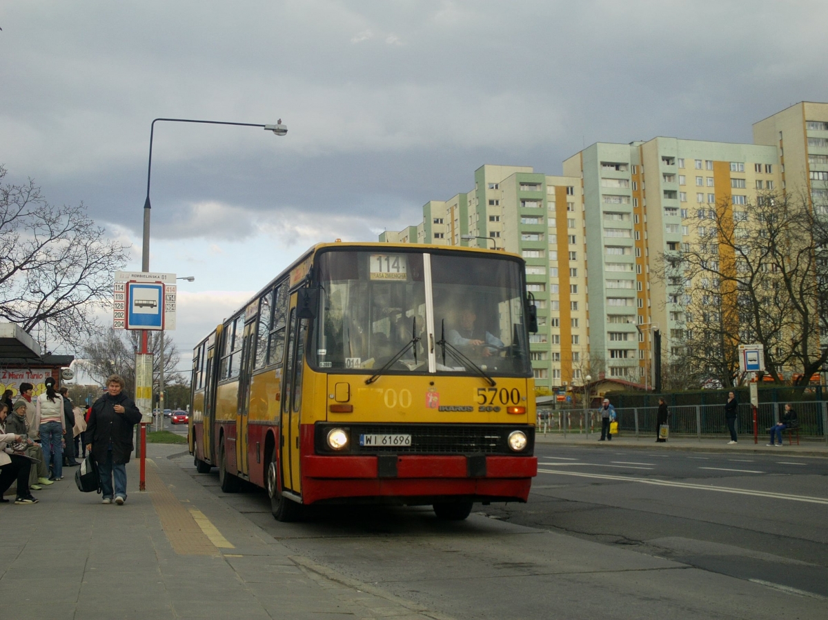 5700
Ikarusy jeszcze kursowały, Bartniczą jeździło więcej linii. I to wszystko w 2011 roku. Nie jestem pewien co do zajezdni #5700, więc czasowo podpinam pod R-13 Stalowa (Gdyby ktoś napisał w komentarzu ewentualne wytknięcie, to poprawię album).
Słowa kluczowe: 280.70E 114 Bartnicza 2011